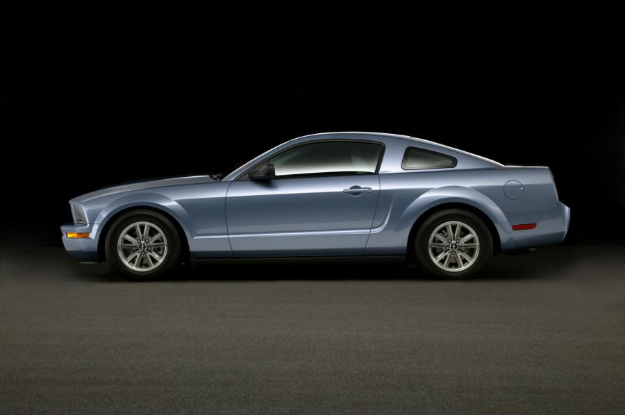  Ford Mustang 2005 года  (фото 16 из 26)